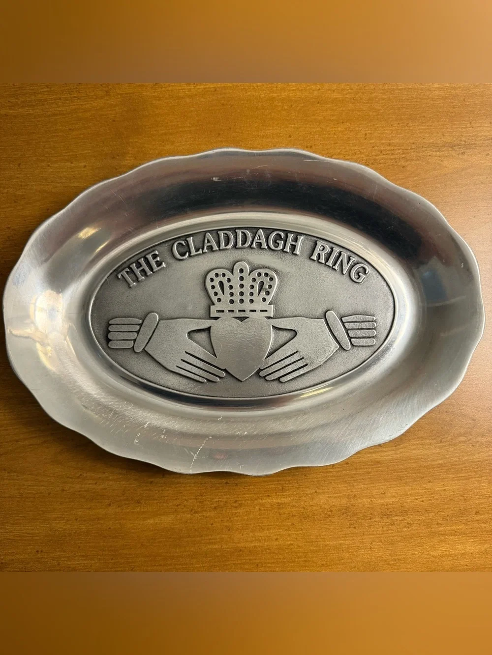 Pewtarex Oval metal plate with CLADDAGH design